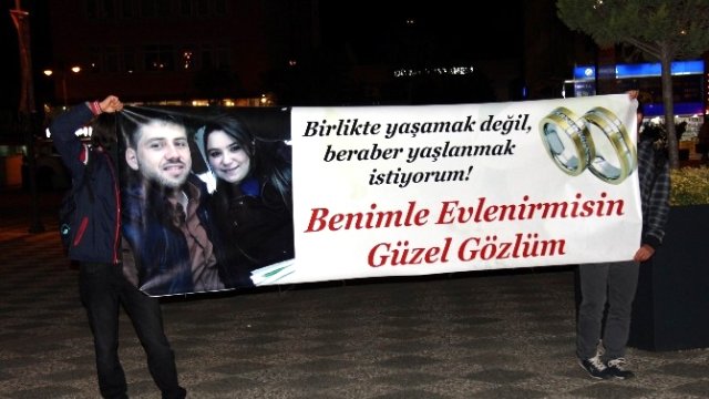 Avm Önünde Pankartlı Evlenme Teklifi
