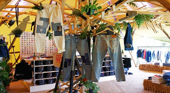 Levi`s festivallerin üniforması oldu