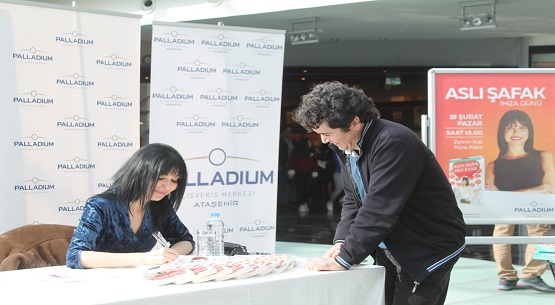 Palladium Ataşehir`de Aslı Şafak`ın imza günü