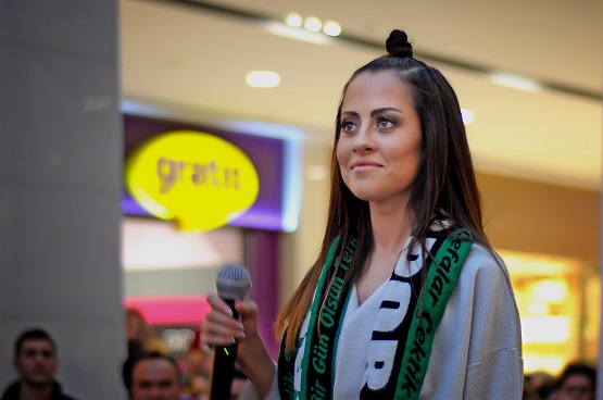 Derya Uluğ Agora Alışveriş Merkezi’nde rüzgar gibi esti 