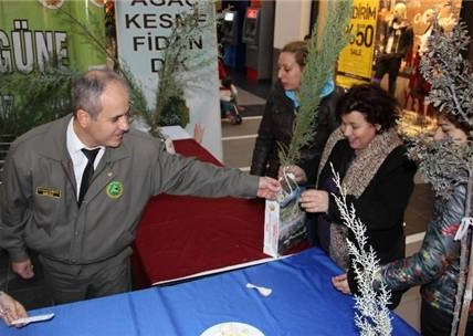 Forum Magnesia Alışveriş Merkezi ’nde 10 Bin Selvi Fidanı Dağıtıldı 