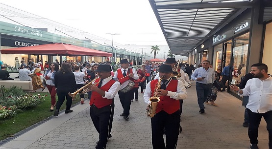 Tüm çocuklara Türk Bayrağı hediye edildi 