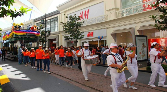 Vialand`de bayram korteji 